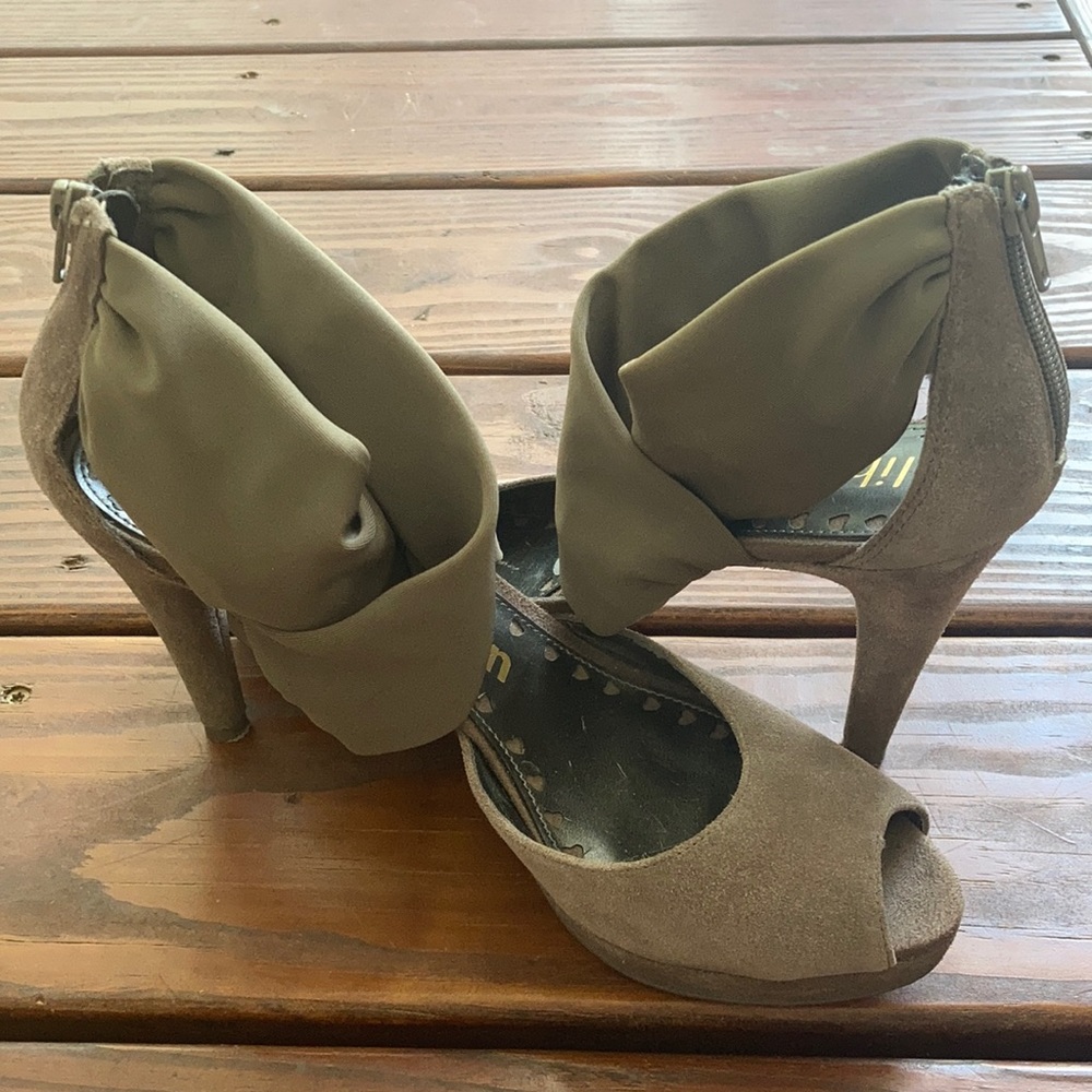Libby Edelman taupe platform sandals